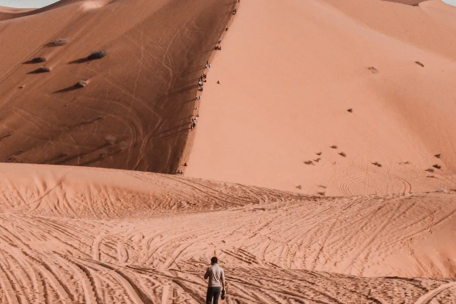 Persona reflexionando en una encrucijada de caminos en una representación de la crisis del ciclo vital.