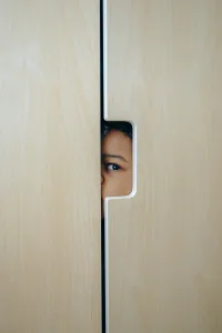 Niño con mutismo selectivo en un aula